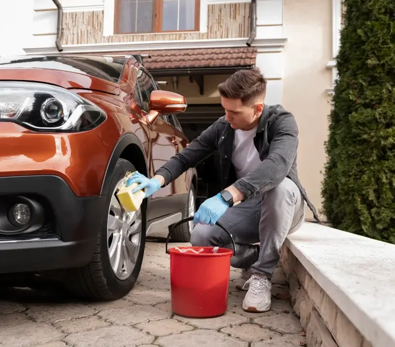 Lavage auto à domicile Flers-en-Escrebieux : professionnel intervenant sur un véhicule